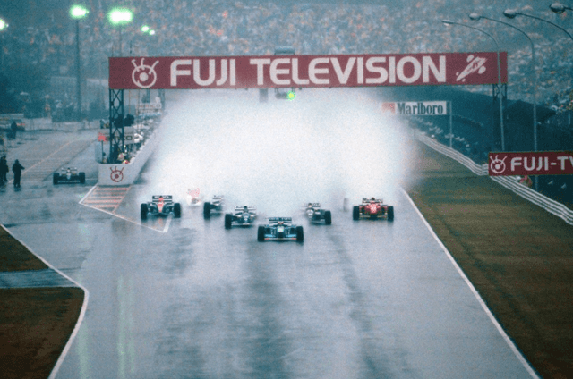 F1日本大奖赛雨战落幕！维斯塔潘锁定年度冠军，周冠宇创纪录